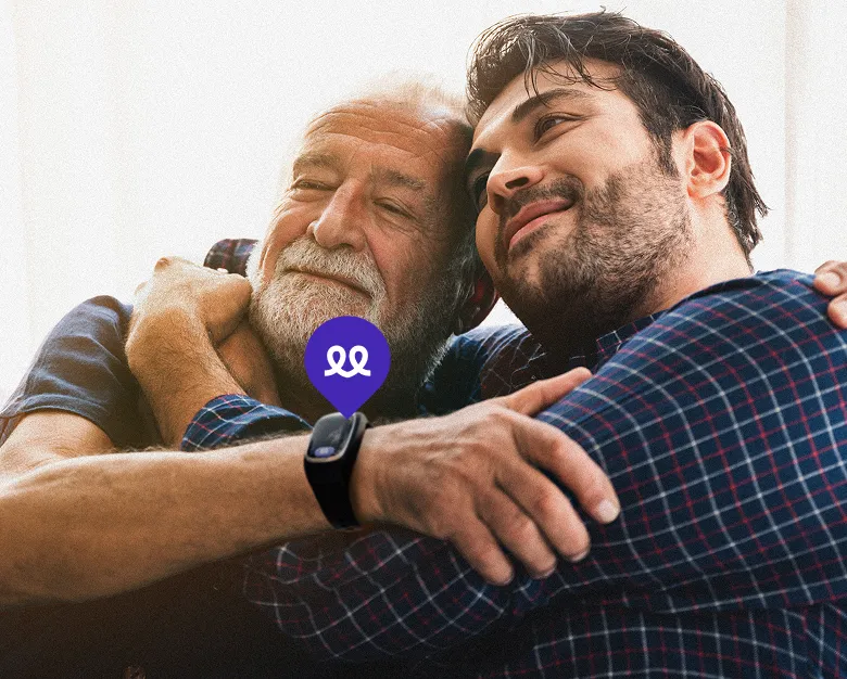 Padre e figlio si abbracciano sorridenti